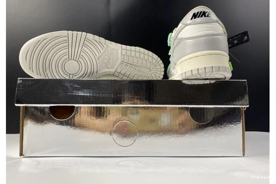 DM1602-114 Nike 4 Lot Low Dunk O-W 0205